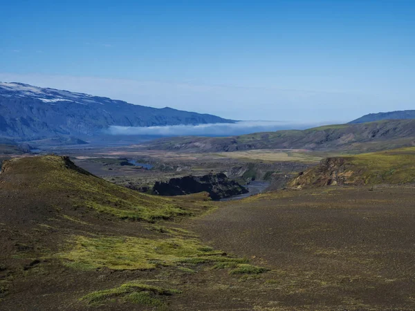 Islandská krajina s modrým kaňonem řeky Markarfljot, zelenými kopci a sopečným ledovcem eyjafjallajokull. Laugavegurská turistická stezka. Přírodní rezervace Fjallabak, Island. Letní modré nebe — Stock fotografie