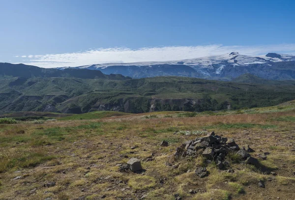 Paisaje islandés con verdes colinas de Thorsmork y glaciar eyjafjallajokull volcán. Sendero de senderismo Laugavegur. Reserva Natural de Fjallabak, Islandia. Cielo azul de verano — Foto de Stock