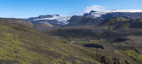Paisagem panorâmica com o desfiladeiro azul do rio Markarfljot, colinas verdes e glaciar do vulcão eyjafjallajokull. Trilho de caminhadas Laugavegur. Reserva Natural de Fjallabak, Islândia. Verão céu azul — Fotografia de Stock