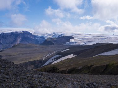 Eyjafjallajokull buzulu ve volkan, lav oluşumları, kar, buz ve yeşil yosunlar ile Godland ve Thorsmork manzarasına bakın. İzlanda, Fimmvorduhals yürüyüş parkuru. Yaz bulutlu günü.