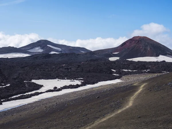 Red and black volcanic Iceland landscape at Fimmvorduhals hiking trail with glacier volcano lava field, snow and magni and mudi hill, createed by eruption of Eyjafjallajokull in 2010 which affected — Stock Photo, Image