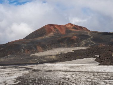 Fimmvorduhals 'daki kırmızı ve siyah volkanik İzlanda arazisi, 2010 yılında Eyjafjallajokull' un patlaması sonucu oluşan, buzullu volkan lav alanı, kar, magi ve mudi tepesi ile yürüyüş parkurları.
