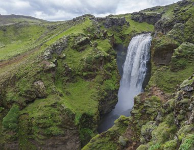 Gökkuşağı ve ünlü Fimmvorduhals iz Laugavegur trek ikinci bölümü üzerinde hiçbir kişi ile Skoga Nehri üzerinde Beautifull şelale. Güneşli bir günde yaz manzarası. Doğada inanılmaz. Ağustos 2019, Güney