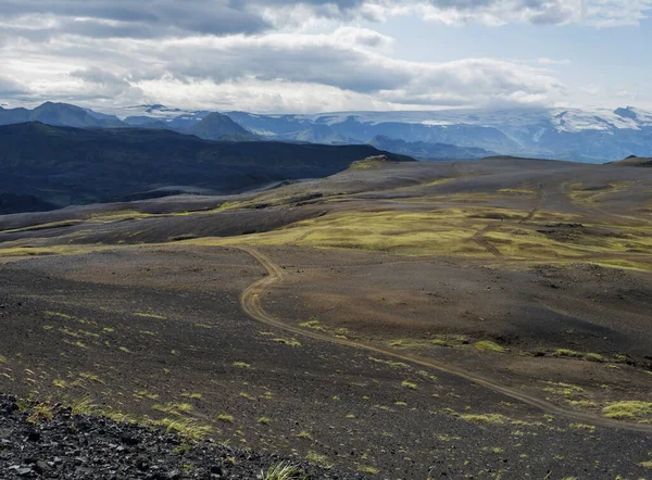 Paisaje del desierto de lava islandesa con vista al glaciar Tindfjallajokull y sendero de flexión. Reserva Natural de Fjallabak, Islandia. Cielo azul de verano, nubes . — Foto de Stock