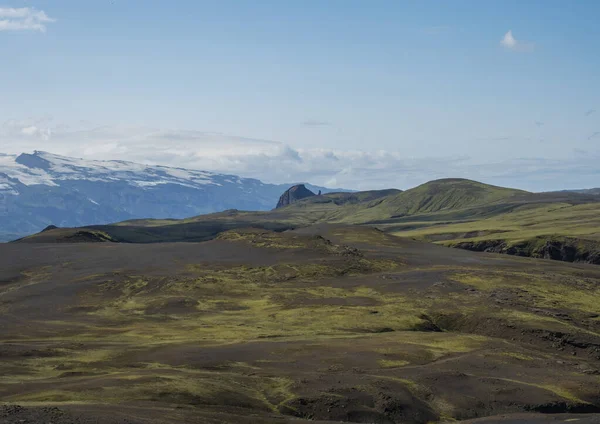 Paisaje islandés del desierto de lava con vista al glaciar Tindfjallajokull y a la montaña unicornio Einhyrningur. Reserva Natural de Fjallabak, Islandia. Cielo azul de verano, nubes . — Foto de Stock