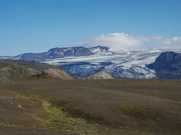 Paisagem islandesa com língua glaciar eyjafjallajokull, rio Markarfljot e colinas verdes. Reserva Natural de Fjallabak, Islândia. Verão céu azul — Fotografia de Stock