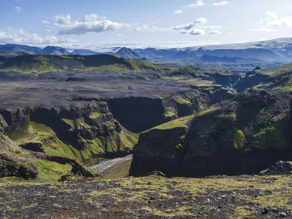 雄大なMarkarfljotsgljufurキャニオン渓谷、川やTindfilallajokull氷河の舌と緑の丘の上に表示されます。アイスランドのFjallabak自然保護区。夏の青空、雲. — ストック写真