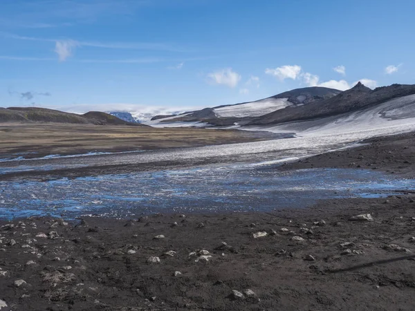 Пейзаж Fimmvorduhals пешеходной тропы. Ледник Eyjafjallajokull и вулкан, пепел лавы, синий поток от таяния снега и льда. Исландия, Летнее голубое небо — стоковое фото