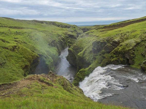 Beautifull waterfall on the Skoga River with no people on famous Fimmvorduhals trail second part of Laugavegur trek. Summer landscape on a sunny day. Amazing in nature. August 2019, South Iceland — Stock Photo, Image