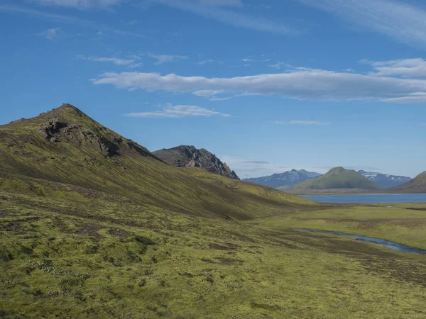 Bellissimo paesaggio di lago e fiume Alftavatn blu con montagne innevate e verdi colline e sfondo cielo blu. Paesaggio estivo della Riserva Naturale di Fjallabak nelle Highlands islandesi — Foto Stock