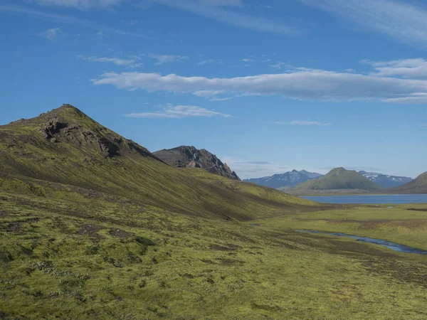 Beautiful landscape of blue Alftavatn lake and river with snow covered mountains and green hills and blue sky background. Summer landscape of the Fjallabak Nature Reserve in the Highlands of Iceland — Stock Photo, Image