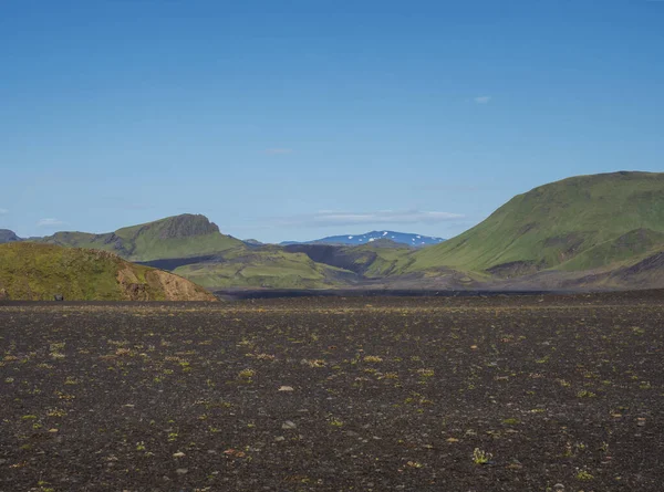 Ісландський пустельний пейзаж з видом на льодовики Тіндфьялайокутль і зелені пагорби. Fjallabak Nature Reserve, Iceland Літо блакитне. — стокове фото