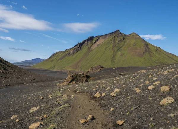 Paisagem do deserto vulcânico com verde Hattafell montanha com footpatj de Laugavegur trilha. Reserva Natural de Fjallabak, Islândia. Verão céu azul — Fotografia de Stock