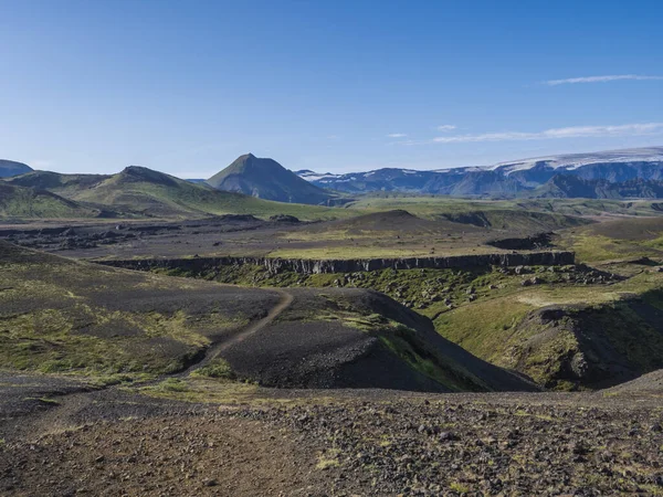 IJslandse landschap met blauwe Markarfljot rivier canyon, groene heuvels en eyjafjallajokull vulkaan gletsjer. Laugavegur wandelpad. Natuurreservaat Fjallabak, IJsland. Zomer blauwe lucht — Stockfoto