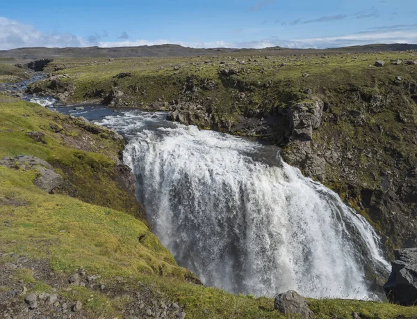 Prachtige waterval op de Skoga-rivier met geen mensen op de beroemde Fimmvorduhals Trail tweede deel van Laugavegur trek. Zomer landschap op een zonnige dag. Geweldig in de natuur. Augustus 2019, Zuid-IJsland — Stockfoto