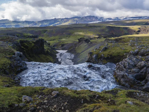 Gyönyörű buja zöld Tájkép Skoga folyó völgyében kaszkádok közelében Skogafoss vízesés és Skogar végén Fimmvorduhals túraútvonal. Dél-Izland, Nyári kék ég — Stock Fotó