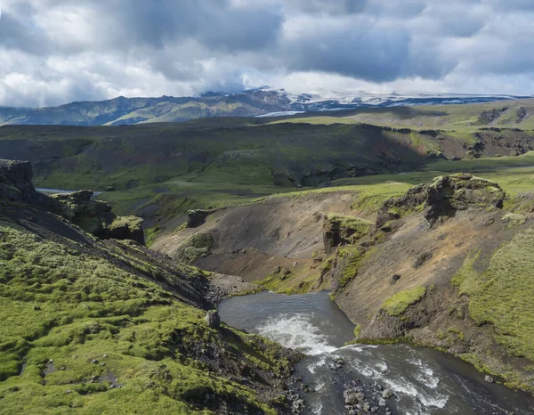 Красивый пышный зеленый пейзаж долины реки Скога каскады вблизи Skogafoss водопада и Скогар конце Fimmvorduhals пешеходной тропы. Южная Исландия, Летнее голубое небо — стоковое фото