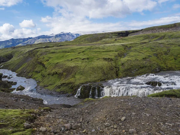 라우가베구르 트레킹의 두 번째 부분인 핌보르두할스 트레일에서 사람이 없는 스코가 강의 아름다운 폭포. 화창한 날에 여름 풍경입니다. 자연에서 놀라운. 2019년 8월, 아이슬란드 남부 — 스톡 사진