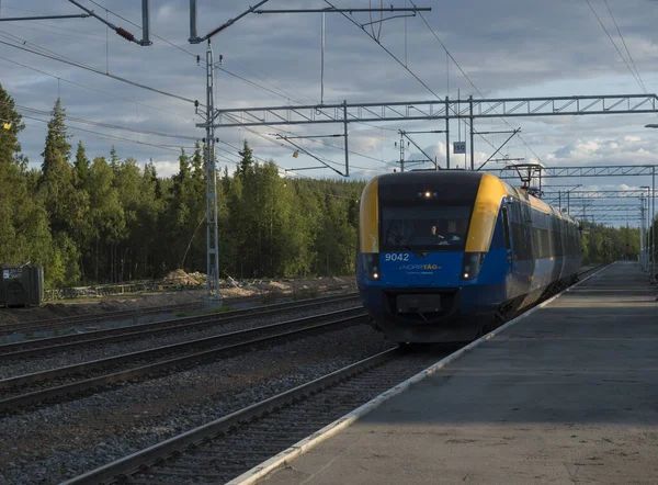 Murjek, Norrbotten, Zweden, Agust 22, 2019: uitzicht op spoorlijn met aankomende Norrtag passagierstrein naar Kiruna. Station Murjek in Zweeds Lapland. Zomer zonnige dag. — Stockfoto