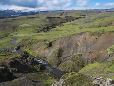 Skoga Nehir Vadisi 'nin güzel yemyeşil manzarası Skogafoss Şelalesi yakınlarında şelaleler ve Fimmvorduhals yürüyüş yolunun Skogar ucunda. Güney İzlanda, Yaz masmavi gökyüzü