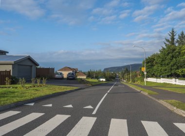 İzlanda, Hveragerdi, 5 Ağustos 2019: İzlanda çevre yolu yakınlarındaki küçük güzel yeşil şehir Hveragerdi 'de jeotermal enerji kullanan doğal sıcak banyolar ve seralar ile ünlüdür.