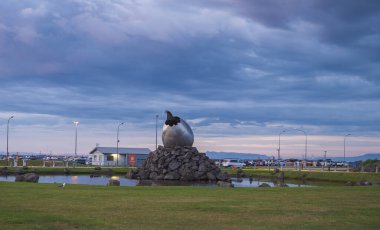 İzlanda, Keflavik, 5 Ağustos 2019: İzlanda havaalanı Keflavik 'te Jet Nest modern heykeli. Yaz gün batımı mavi saat
