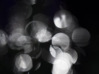 Siyah arka planda beyaz daire Bokeh ışıkları. çoklu uzay. Odaklanmamış bokeh ışıkları.