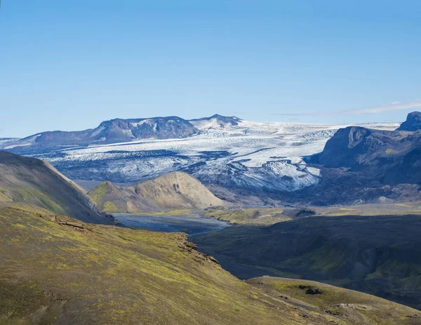 Göz jafjallajokull buzulu dili, Markarfljot nehri ve yeşil tepeli İzlanda manzarası. Fjallabak Doğa Koruma Alanı, İzlanda. Yaz masmavi gökyüzü — Stok fotoğraf