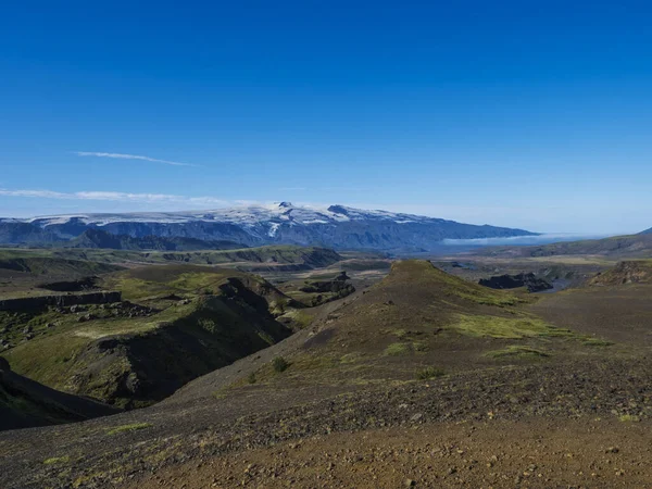Paisaje islandés con cañón azul del río Markarfljot, colinas verdes y glaciar del volcán eyjafjallajokull. Sendero de senderismo Laugavegur. Reserva Natural de Fjallabak, Islandia. Cielo azul de verano — Foto de Stock