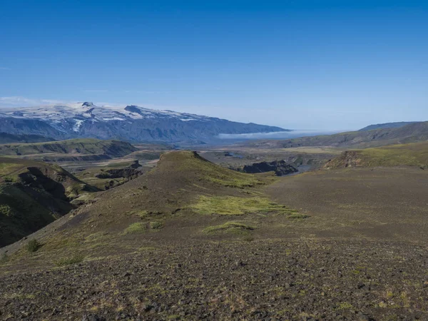 Paysage islandais avec canyon bleu Markarfljot, collines verdoyantes et glacier du volcan eyjafjallajokull. Sentier de randonnée de Laugavegur. Réserve naturelle de Fjallabak, Islande. Été ciel bleu — Photo