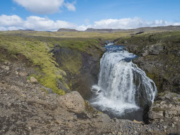 Ünlü Fimmvorduhals iz Laugavegur trek ikinci bölümü üzerinde hiçbir kişi ile Skoga Nehri üzerinde Beautifull şelale. Güneşli bir günde yaz manzarası. Doğada inanılmaz. Ağustos 2019, Güney İzlanda — Stok fotoğraf