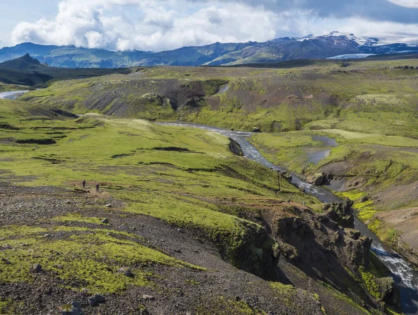 Красивый пышный зеленый пейзаж долины реки Скога каскады вблизи Skogafoss водопада и Скогар конце Fimmvorduhals пешеходной тропы. Южная Исландия, Летнее голубое небо — стоковое фото