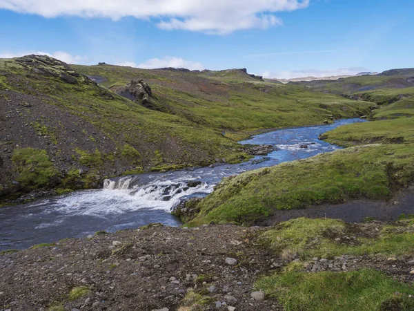 Όμορφο καταπράσινο τοπίο της κοιλάδας του ποταμού Skoga καταρράκτες κοντά Skogafoss καταρράκτη και Skogar τέλος της διαδρομής πεζοπορίας Fimmvorduhals. Νότια Ισλανδία, Καλοκαιρινό γαλάζιο ουρανό — Φωτογραφία Αρχείου