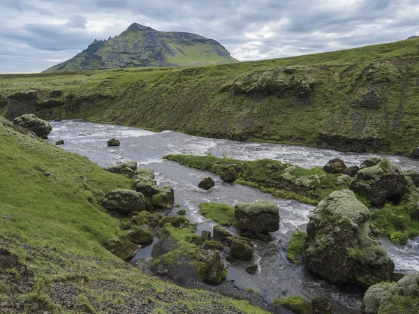 Krásná svěží zelená Krajina vodopádů údolí řeky Skogy u Skogafosského vodopádu a Skogarského konce turistické stezky Fimmvorduhals. Jižní Island, letní modrá obloha — Stock fotografie