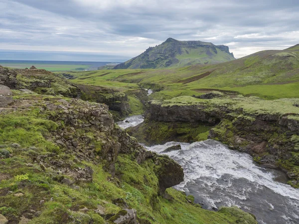 스코가 강 계곡의 아름답고 푸른 풍경은 스 코가푸스 폭포 근처에 있고 스모보 갈 산책로를 걷는 스키갈 끝은 스키 우가 폭포 근처에 있다. 아이슬란드 남부, 여름푸른 하늘 — 스톡 사진