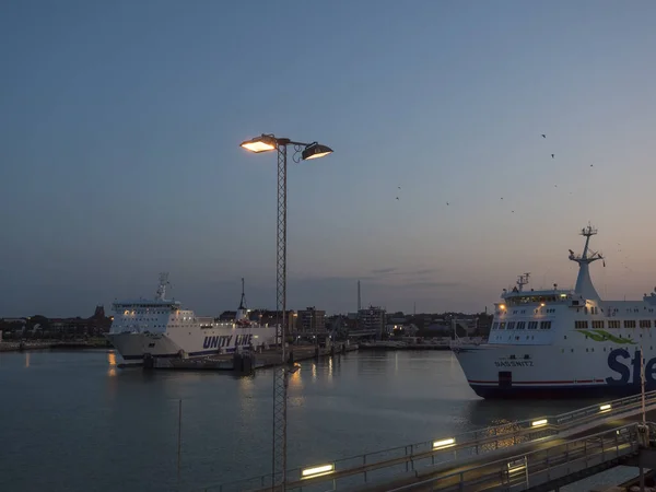 Trelleborg, Schweden - 21. August 2019: Ostsee-Fähren im Hafen von Trelleborg, schwedischer Hafen, blaue Stunde Abend. — Stockfoto