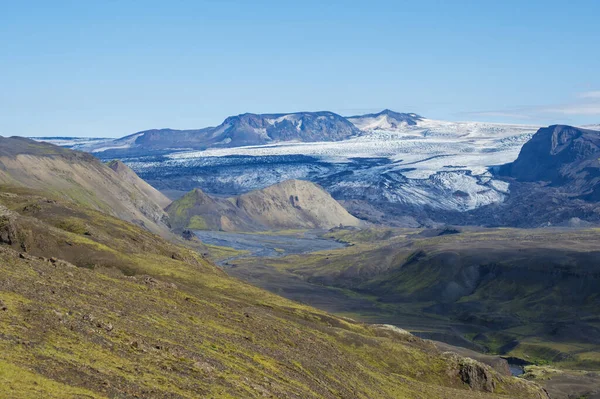 Paisaje islandés con lengua glaciar eyjafjallajokull, río Markarfljot y verdes colinas. Reserva Natural de Fjallabak, Islandia. Cielo azul de verano — Foto de Stock