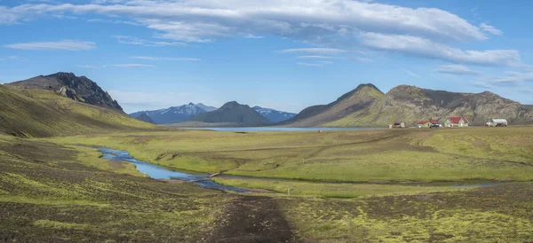 Paisaje panorámico con cabañas de montaña en el camping en el lago azul Alftavatn con río, colinas verdes y glaciares en el hermoso paisaje de la Reserva Natural de Fjallabak en las tierras altas de Islandia par —  Fotos de Stock