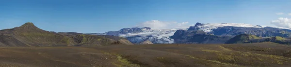 Panoramalandschaft mit Eyjafjallajokull Gletscherzunge, markarfljot Fluss und grünen Hügeln. Fjallabak Naturschutzgebiet, Island. sommerblauer Himmel — Stockfoto