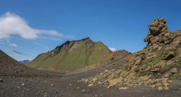 Панорамный вулканический пейзаж пустыни с образованием лавы и зеленой горы Хаттафелл с тропой Лаугавегур. Заповедник Фьяллабак, Исландия. Голубое небо — стоковое фото