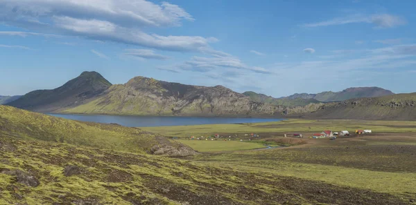 Panorámás táj hegyi kunyhókkal kemping területén kék Alftavatn tó folyó, zöld dombok és gleccser gyönyörű táj a Fjallabak Természetvédelmi Terület a Felföld Izland par — Stock Fotó