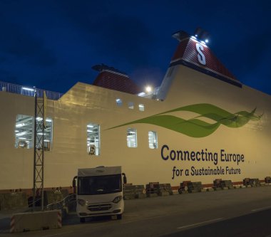 Rostock, Almanya, 20 Ağustos 2019: Rostock Limanı 'ndaki feribot terminalindeki Stena hattı, gece görüşü