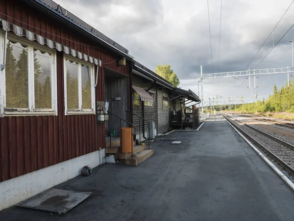 Murjek, Norrbotten, Sweden, Agust 22, 2019: Old red bulding of Train station at Murjek in, Swedish Felland. Солнечный летний день . — стоковое фото