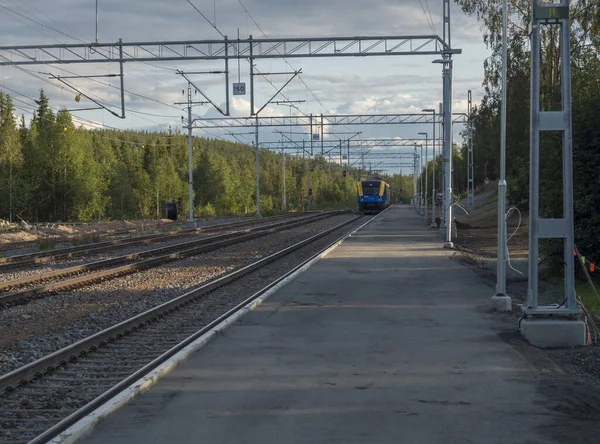 ムルジェク、ノルトボテン、スウェーデン、 2019年8月22日:ノルトタグの旅客列車がキルナに到着したと鉄道線での眺め。スウェーデンのラップランドにあるMurjek駅。夏の晴れた日. — ストック写真