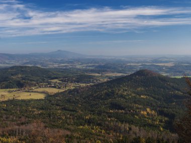 Luzicke Hory Panorama, Hochwald Hvozd 'dan manzara Lusatian Dağları' nın en çekici manzaralarından biri. Sonbahar renkli yapraklı, kozalaklı ağaç ormanı ve yeşil tepeler, altın saat.