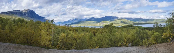 Paisagem panorâmica com belo rio Lulealven, montanha coberta de neve e bétula amarela. Kungsleden trilha de caminhadas perto de Saltoluokta, norte da Suécia, Lapland natureza selvagem. Início do outono céu azul — Fotografia de Stock