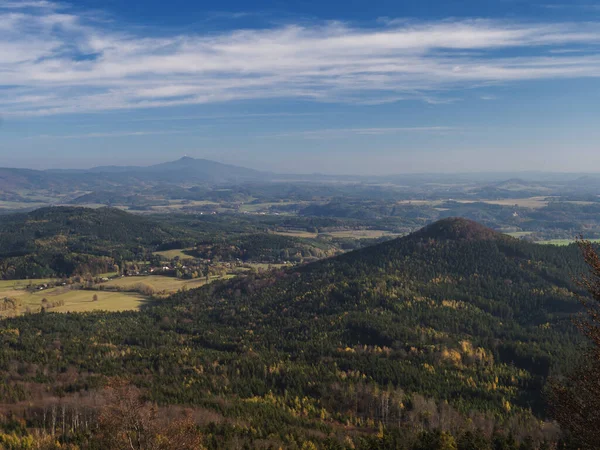 Luzicke Hory Panorama, Hochwald Hvozd 'dan manzara Lusatian Dağları' nın en çekici manzaralarından biri. Sonbahar renkli yapraklı, kozalaklı ağaç ormanı ve yeşil tepeler, altın saat.