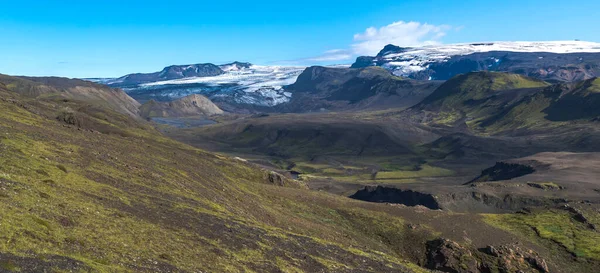Panorámás táj kék Markarfljot folyó kanyon, zöld dombok és szemjafjallajokull vulkán gleccser. Laugavegur túraútvonal. Fjallabak Természetvédelmi Terület, Izland. Nyári kék ég — Stock Fotó
