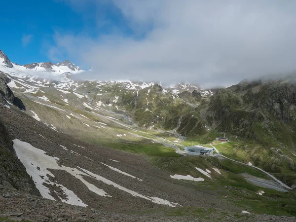 Stubaier Gletscher teleferik istasyonunun Mittelstation 'ı ve Dresdner Huette alp kulübesinin hava manzaralı dağları görüldü. Tyrol, Avusturya Yaz güneşli bir gün — Stok fotoğraf