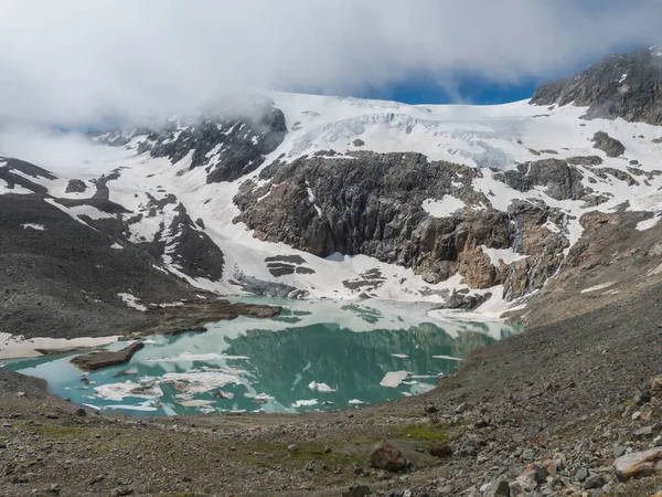 Vista de verano del glaciar Sulzenauferner y el lago glacial de color turquesa y la cascada de hielo derretido. Stubai Alps, Austria — Foto de Stock